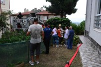 Buzdolabindan Yangin Çikti, Mahsur Kalanlari Itfaiye Ekipleri Camdan Kurtardi