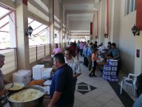 Çiftçiler Her Yil Bereketli Bir Hasat Yili Için Hayvan Kesip Yemek Dagitiyor