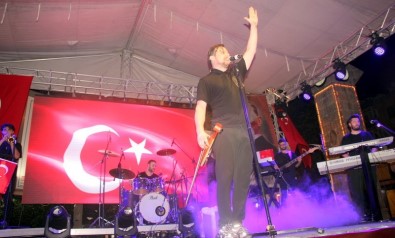 Çinarcik'ta Zafer Bayrami Ekin Uzunlar Ile Kutlandi