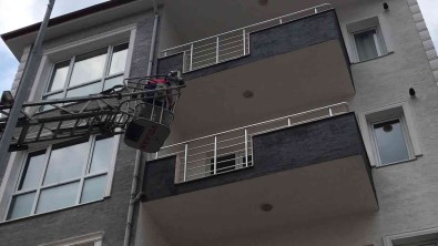 Evde Kilitli Kalan Bebegi Itfaiye Ekipleri Kurtardi