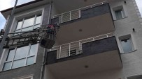 Evde Kilitli Kalan Bebegi Itfaiye Ekipleri Kurtardi