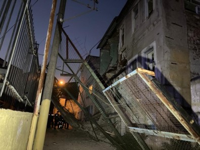 Izmir'de 3 Katli Metruk Binanin Duvari Çöktü