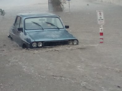 Manisa'da Saganak Hayati Olumsuz Etkiledi, Üzüm Sergileri Su Altinda Kaldi