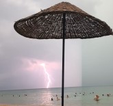 Mudanya'da Çakan Simsekler Armutlu Sahilinden Böyle Görüldü