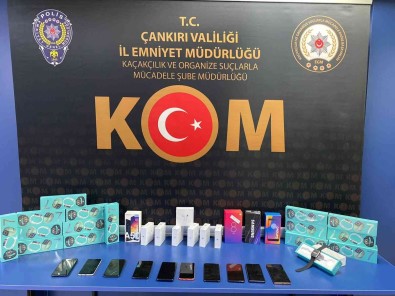 Polis Ekiplerinin Durdurdugu Araçta Çok Sayida Kaçak Elektronik Ürün Ele Geçirildi