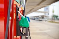 Benzinin litre fiyatına 2 ayda 6 lira 16 kuruş indirim geldi!