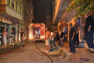 Çorlu'da Gece Yarisi Korkutan Yangin Açiklamasi Mahalleli Sokaga Döküldü