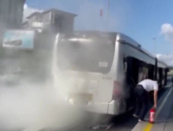 İBB'nin yeni aldığı bir metrobüs daha arıza yaptı: Motorundan bir anda dumanlar yükseldi!