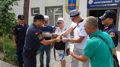 Eski Milli Voleybolcu Rus Çifte, Firinin Önünde Unuttuklari Para Ve Evrak Dolu Çanta Teslim Edildi