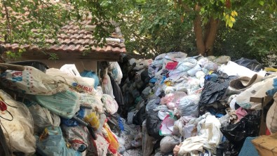 Evde Tonlarca Çöp Çikti