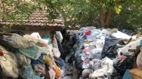 Evde Tonlarca Çöp Çikti