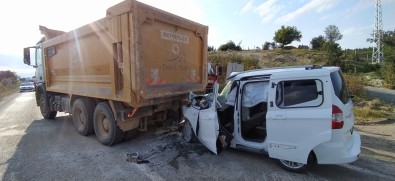 Hafif Ticari Araç Hafriyat Kamyonuna Çarpti Açiklamasi 1 Agir Yarali