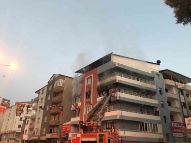 Igdir'da Çikan Yanginda Daire Kullanilamaz Hale Geldi