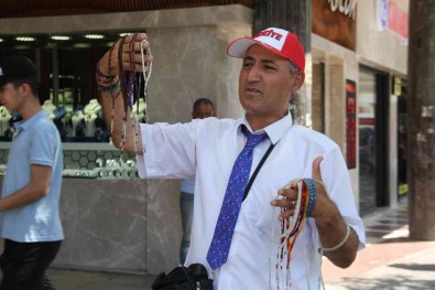 Ögretmen Gibi Giyinip, Günde 15 Bin Adim Atarak Tespih Satiyor