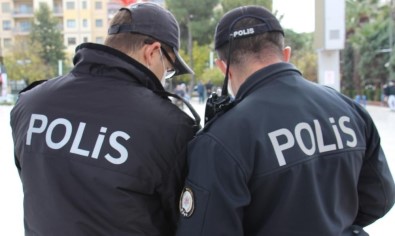 Polis Süphesinde Hakli Çikti, Aranan Sahis Yakayi Ele Verdi