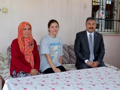 Vali Yilmaz, Konuk Oldugu Ailelerin Sorun Ve Taleplerini Dinliyor