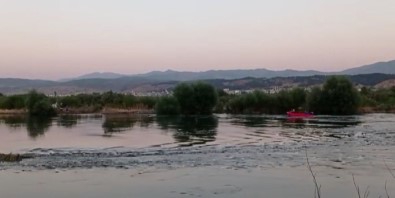Murat Nehri'nde Mahsur Kalanlari AFAD Kurtardi