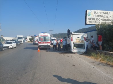 Izmir'de Yolcu Minibüsü Ile Otomobil Çarpisti Açiklamasi 5 Yarali