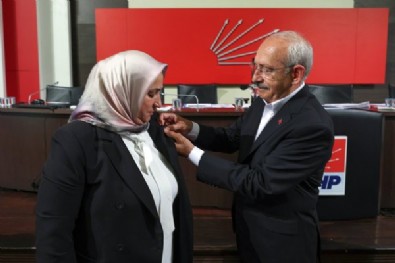 CHP'Nin kirli siyaseti: Oğluna iş vaadiyle kandırdıkları muhtarı yemeğe davet edip rozet taktılar! 'CHP'li değilim hiç olmadım'