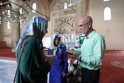 Şehit babası imam İbrahim Taşdemir camiye gelen turistlere 25 dilde hitap ediyor!