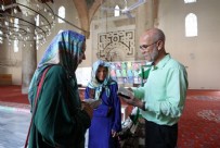 Şehit babası imam İbrahim Taşdemir camiye gelen turistlere 25 dilde hitap ediyor!