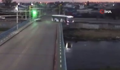 Arjantin'de Otobüs Köprüden Düstü Açiklamasi 3 Yarali