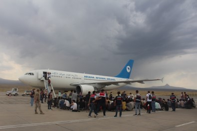 Bu Yil Sinir Disi Edilen Düzensiz Göçmen Sayisi 63 Bin 162 Olarak Kayitlara Geçti