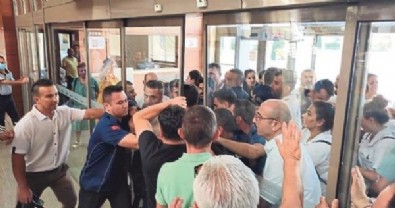 CHPli İzmir Büyükşehir Belediyesi tarafından mesajla kovulan işçiler meclis toplantısını bastı: İşimizi geri istiyoruz
