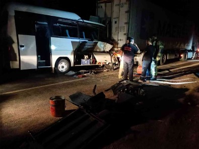Servis Minibüsü Ile Tir Çarpisti Açiklamasi 2 Ölü