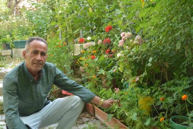 Sesiyle Gönüllere, Kurdugu Bahçeyle Göze Hitap Ediyor