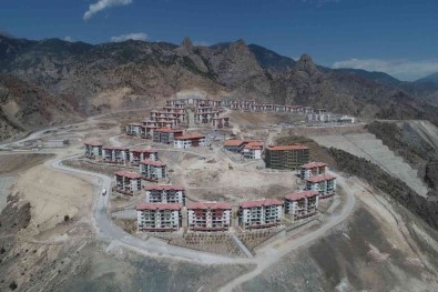 Yeni Yusufeli'nde Bin 501 Hak Sahibi Konutlarinin Tapularini Aldi