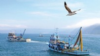 Ağlarını Mavi Vatan için seriyorlar: Balıkçılar Ege'de Yunan'a Karadeniz'de mayına set örüyorlar