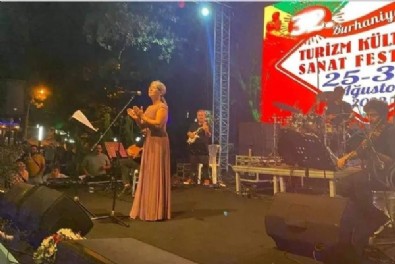 CHP milletle alay ediyor! PKK sempatizanını sahneye çıkardılar