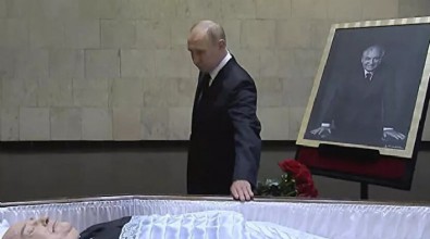 Putin'den Gorbaçov'a veda! SSCB'nin son liderinin tabutuna çiçek bıraktı!