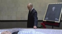 Putin'den Gorbaçov'a veda! SSCB'nin son liderinin tabutuna çiçek bıraktı!