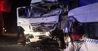 Sivas'ta minibüs ile kamyon çarpıştı! Çok sayıda ölü var...