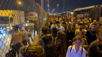 Metrobüs yolunda insan seli... Binlerce kişi yürüyerek evlerine ulaşmaya çalıştı!