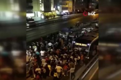 Saatlerce metrobüs yolunda kalan vatandaşlar 'İmamoğlu istifa' sloganı attı!