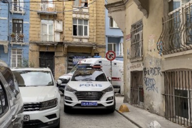 Beyoğlu'nda kötü koku yayılan evden ceset çıktı