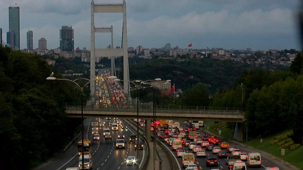 İstanbul'da okulların açılmasıyla trafik yoğunluğu başladı