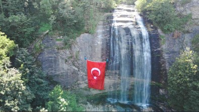 Dev Türk Bayragi Suuçtu'nun Güzelligine Güzellik Katti