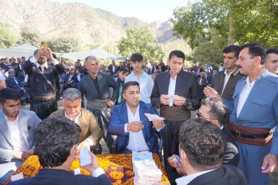 Görkemli Dügünün Sanslisi Gelin Ve Damat Oldu Açiklamasi 1 Kilo Altin Ve 500 Bin Lira Takildi