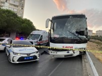 Izmir'de Yolcu Minibüsü Ile Servis Araci Çarpisti Açiklamasi 1 Ölü, 6 Yarali
