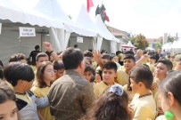 Kitap Fuari Açilisinda 'Hediye Çeki' Çilginligi