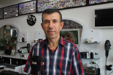 Topladigi Fotograflari Önce Aynada Biriktiriyor, Sonra Çerçeve Yaptirip Is Yerinde Sakliyor