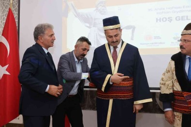 Baskan Eroglu, Kaftan Giydi