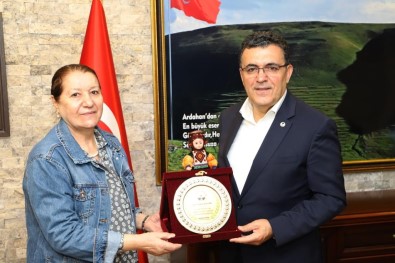 Hayirsever Saadet Kizilyar'dan Yüzlerce Ögrenciye Kirtasiye Yardimi