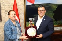 Hayirsever Saadet Kizilyar'dan Yüzlerce Ögrenciye Kirtasiye Yardimi