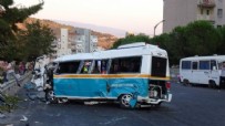 İzmir’de midibüs, yolcu minibüsüne çarptı