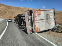 Izolasyon Malzemesi Yüklü Tir Devrildi